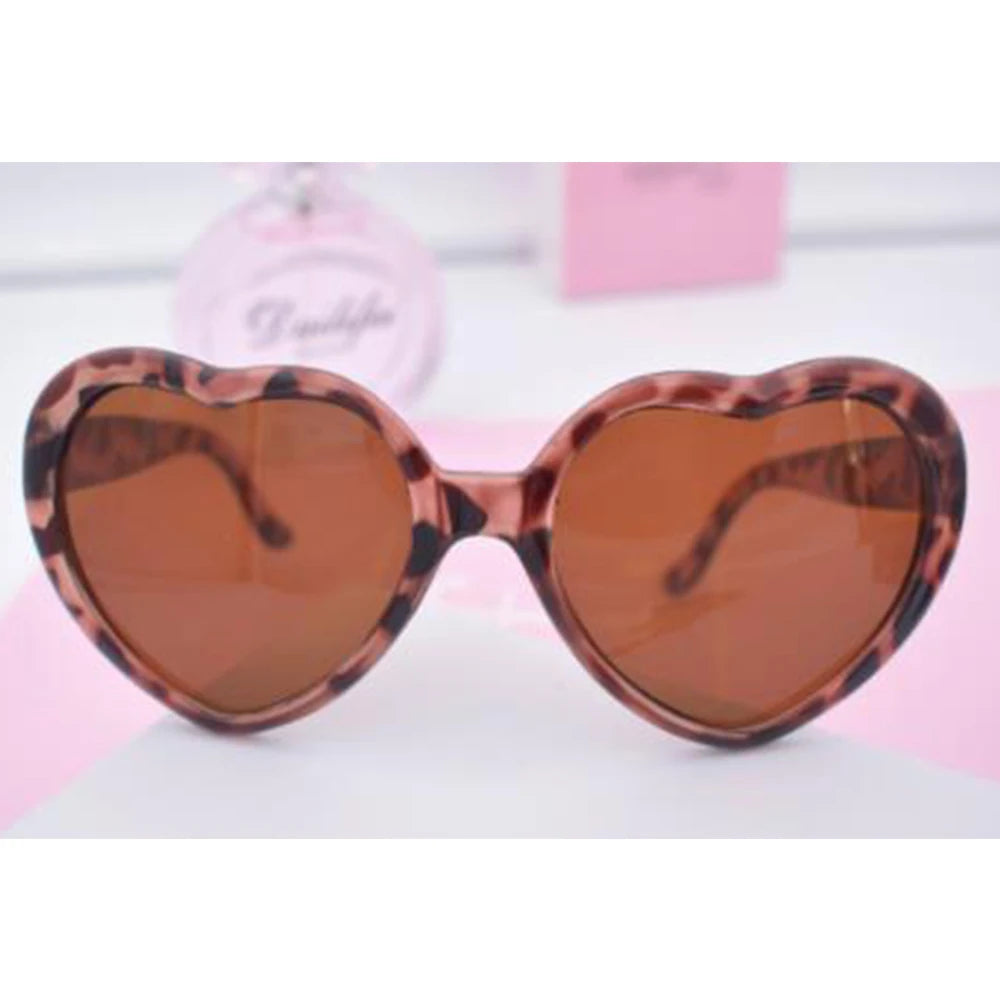 New Vintage Love Sunglass Fashion Heart Shaped Sunglasses Women Summer Cute Sexy Retro Cat Eye Sunglasses Hot Trendy Unisex